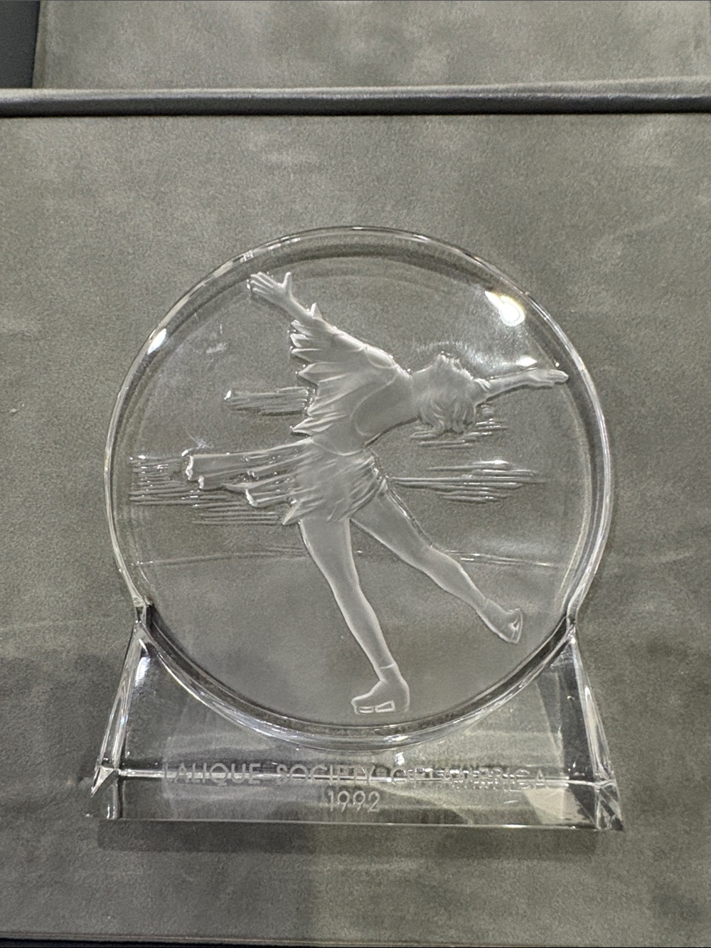VINTAGE LALIQUE SOCIETY OF AMERICA 1992 FIGURE SKATER PATINEUSE MOTIF.
